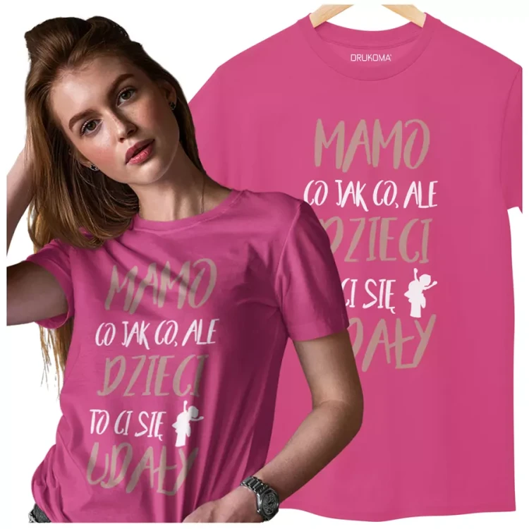 KOSZULKA dla Mamy Z KOLOROWYM NADRUKIEM na Dzień Matki Mamo co jak co, ale dzieci to ci się udały kolor różowy (3).webp
