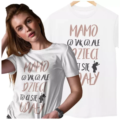 KOSZULKA dla Mamy Z KOLOROWYM NADRUKIEM na Dzień Matki Mamo co jak co, ale dzieci to ci się udały kolor biały (7).webp