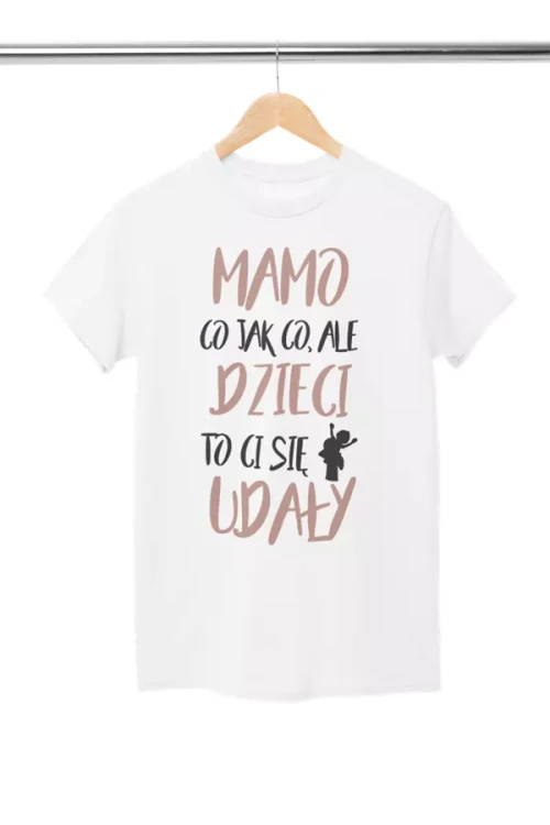 KOSZULKA dla Mamy Z KOLOROWYM NADRUKIEM na Dzień Matki Mamo co jak co, ale dzieci to ci się udały kolor biały (8).webp