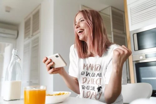 KOSZULKA dla Mamy Z KOLOROWYM NADRUKIEM na Dzień Matki Mamo co jak co, ale dzieci to ci się udały kolor biały (2).webp