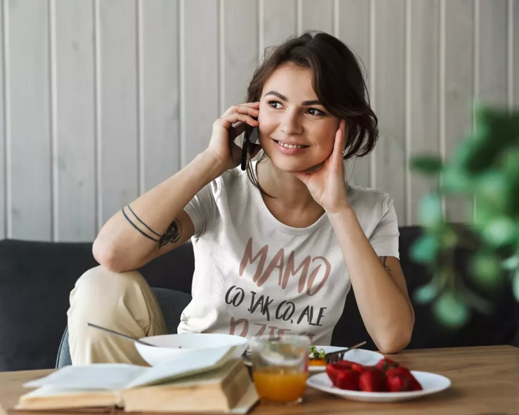 KOSZULKA dla Mamy Z KOLOROWYM NADRUKIEM na Dzień Matki Mamo co jak co, ale dzieci to ci się udały kolor biały (3).webp