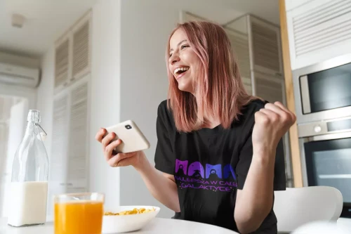 KOSZULKA dla Mamy Z KOLOROWYM NADRUKIEM na Dzień Matki MAMA najlepsza w całej galaktyce kolor czarny  (6).webp