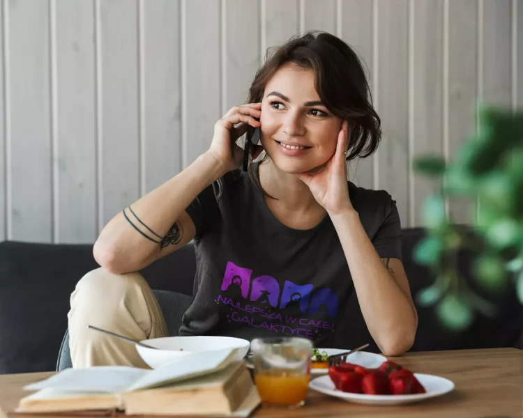 KOSZULKA dla Mamy Z KOLOROWYM NADRUKIEM na Dzień Matki MAMA najlepsza w całej galaktyce kolor czarny  (7).webp