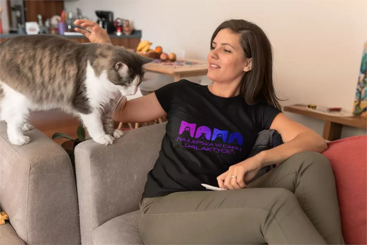 KOSZULKA dla Mamy Z KOLOROWYM NADRUKIEM na Dzień Matki MAMA najlepsza w całej galaktyce kolor czarny  (1).webp