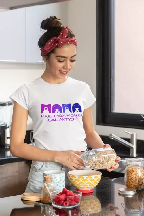 KOSZULKA dla Mamy Z KOLOROWYM NADRUKIEM na Dzień Matki MAMA najlepsza w całej galaktyce kolor biały (7).webp