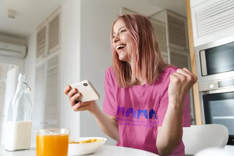 KOSZULKA dla Mamy Z KOLOROWYM NADRUKIEM na Dzień Matki MAMA najlepsza w całej galaktyce kolor różowy (5).webp