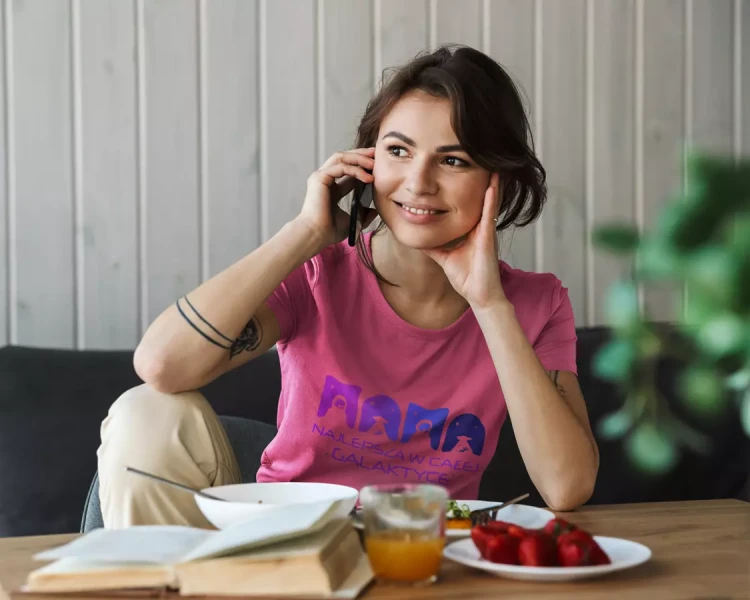 KOSZULKA dla Mamy Z KOLOROWYM NADRUKIEM na Dzień Matki MAMA najlepsza w całej galaktyce kolor różowy (6).webp