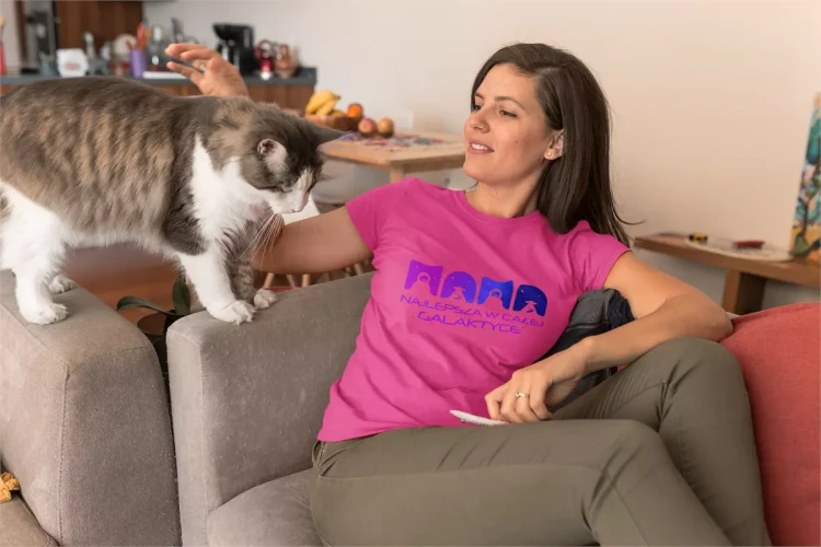 KOSZULKA dla Mamy Z KOLOROWYM NADRUKIEM na Dzień Matki MAMA najlepsza w całej galaktyce kolor różowy (1).webp