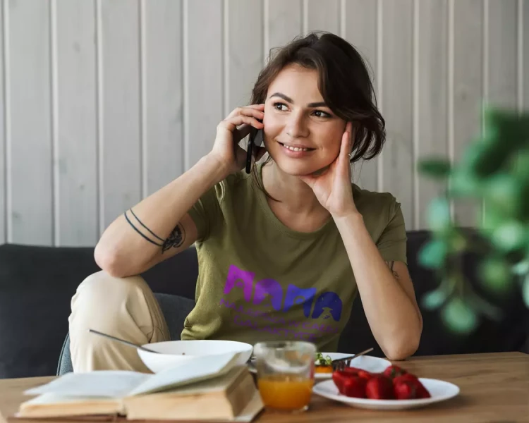 KOSZULKA dla Mamy Z KOLOROWYM NADRUKIEM na Dzień Matki MAMA najlepsza w całej galaktyce kolor khaki  (6).webp