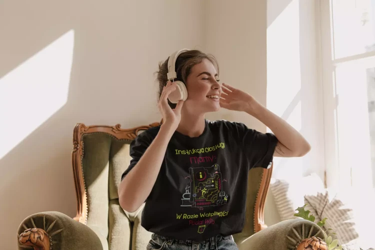 KOSZULKA dla Mamy Z KOLOROWYM NADRUKIEM na Dzień Matki Instrukcja Mamy... w razie wątpliwości podaj wino kolor czarny (4).webp