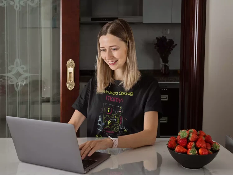 KOSZULKA dla Mamy Z KOLOROWYM NADRUKIEM na Dzień Matki Instrukcja Mamy... w razie wątpliwości podaj wino kolor czarny (1).webp