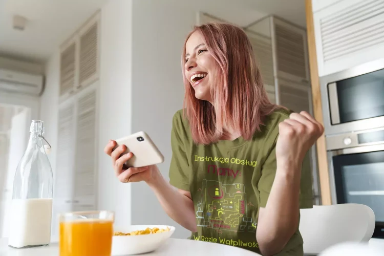 KOSZULKA dla Mamy Z KOLOROWYM NADRUKIEM na Dzień Matki Instrukcja Mamy... w razie wątpliwości podaj wino kolor khaki (4).webp