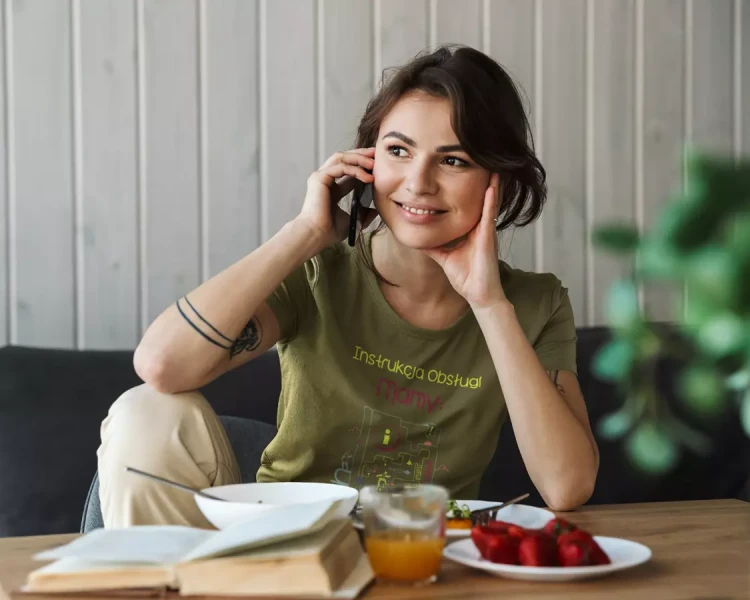 KOSZULKA dla Mamy Z KOLOROWYM NADRUKIEM na Dzień Matki Instrukcja Mamy... w razie wątpliwości podaj wino kolor khaki (5).webp