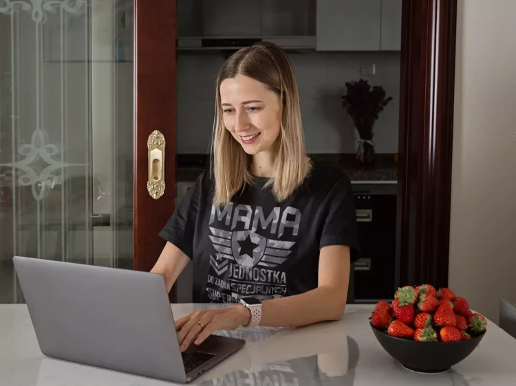 KOSZULKA dla Mamy Z KOLOROWYM NADRUKIEM na Dzień Matki MAMA jednostka do zadań specjalnych super bohaterów kolor kolorowy (1).webp