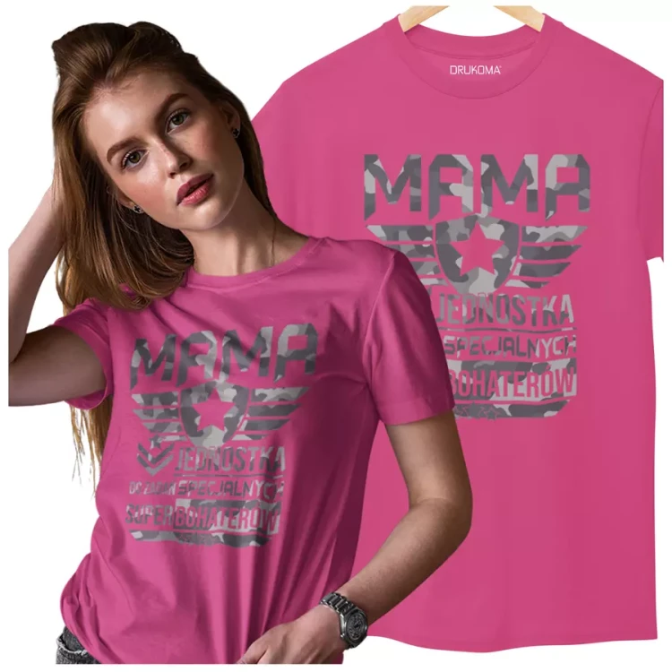 KOSZULKA dla Mamy Z KOLOROWYM NADRUKIEM na Dzień Matki MAMA jednostka do zadań specjalnych super bohaterów kolor różowy (1).webp