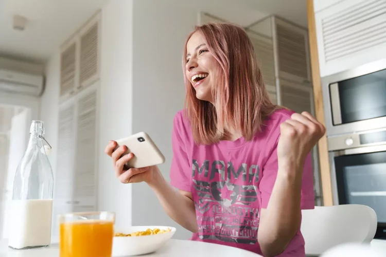 KOSZULKA dla Mamy Z KOLOROWYM NADRUKIEM na Dzień Matki MAMA jednostka do zadań specjalnych super bohaterów kolor różowy (4).webp