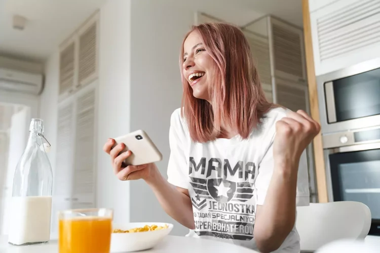 KOSZULKA dla Mamy Z KOLOROWYM NADRUKIEM na Dzień Matki MAMA jednostka do zadań specjalnych super bohaterów kolor biały (4).webp