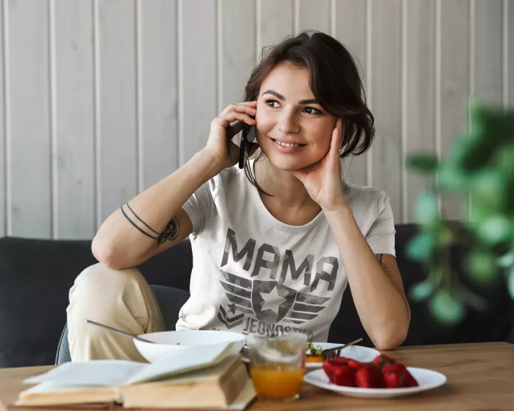 KOSZULKA dla Mamy Z KOLOROWYM NADRUKIEM na Dzień Matki MAMA jednostka do zadań specjalnych super bohaterów kolor biały (5).webp