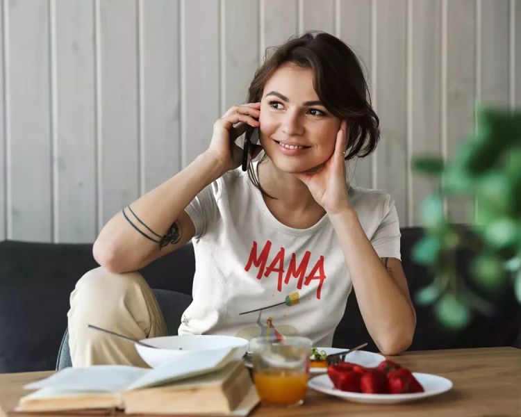Koszulka dla Mamy na Dzień Mamy z nadrukiem mama wymiata kolor biały (6).webp