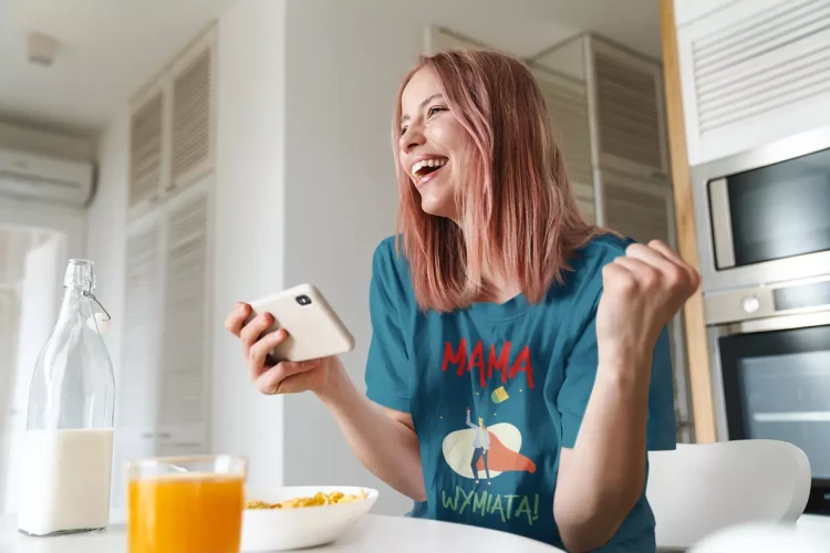 KOSZULKA dla Mamy Z KOLOROWYM NADRUKIEM na Dzień Matki MAMA WYMIATA! kolor petrol (4).webp