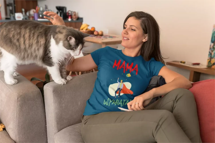 KOSZULKA dla Mamy Z KOLOROWYM NADRUKIEM na Dzień Matki MAMA WYMIATA! kolor petrol (8).webp