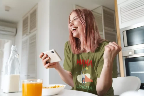 KOSZULKA dla Mamy Z KOLOROWYM NADRUKIEM na Dzień Matki MAMA WYMIATA! kolor khaki (8).webp