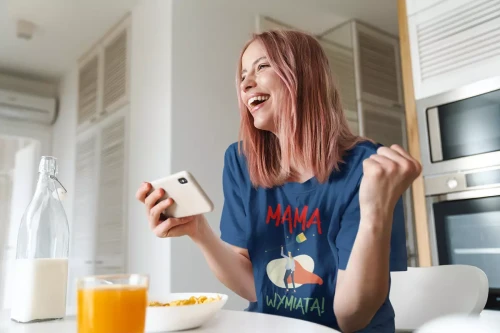 KOSZULKA dla Mamy Z KOLOROWYM NADRUKIEM na Dzień Matki MAMA WYMIATA! kolor granatowy (7).webp