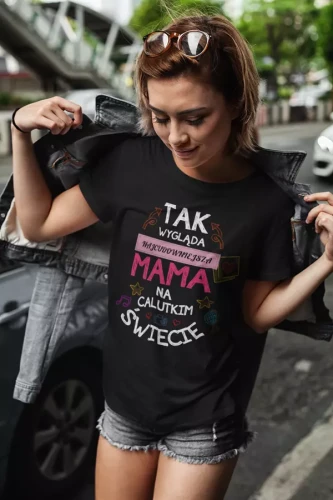 KOSZULKA dla Mamy Z KOLOROWYM NADRUKIEM na Dzień Matki Tak wygląda najcudowniejsza mama na calutkim świecie kolor czarny (4).webp