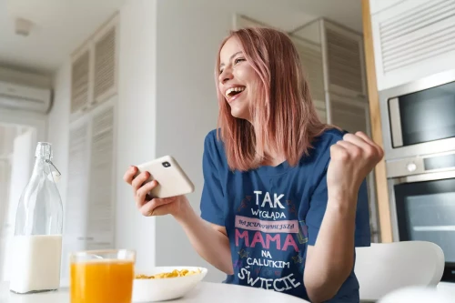 KOSZULKA dla Mamy Z KOLOROWYM NADRUKIEM na Dzień Matki Tak wygląda najcudowniejsza mama na calutkim świecie kolor granatowy  (6).webp