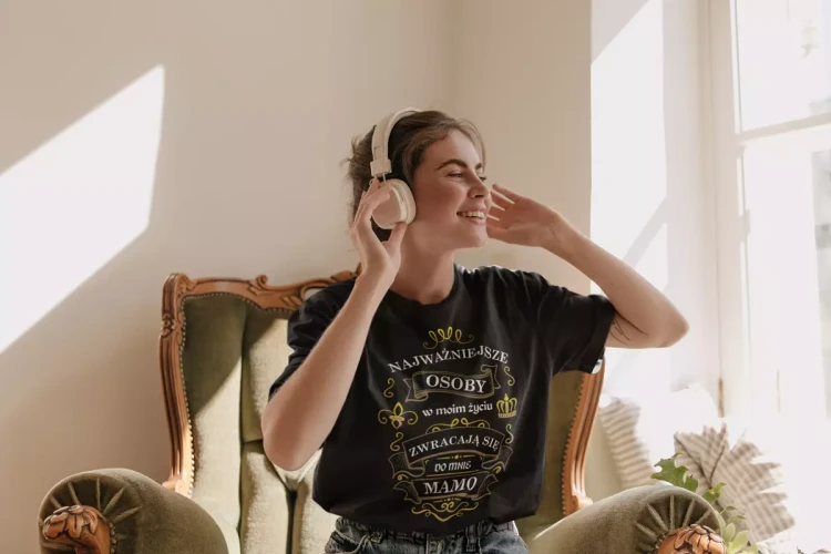 KOSZULKA dla Mamy na Dzień Matki z napisem Najważniejsze osoby w moim życiu zwracają się do mnie MAMO kolor czarny  (4).webp