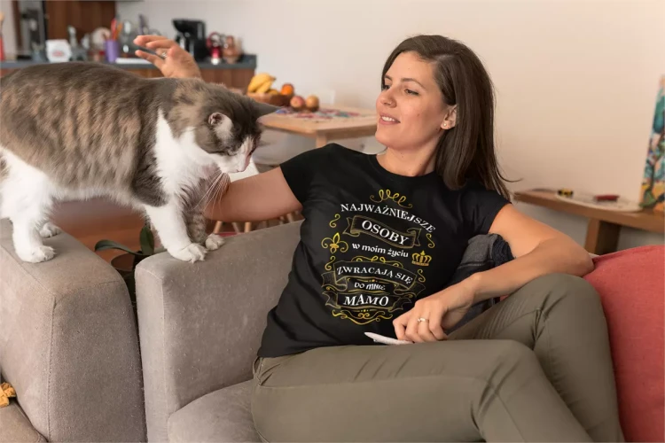 KOSZULKA dla Mamy na Dzień Matki z napisem Najważniejsze osoby w moim życiu zwracają się do mnie MAMO kolor czarny  (1).webp