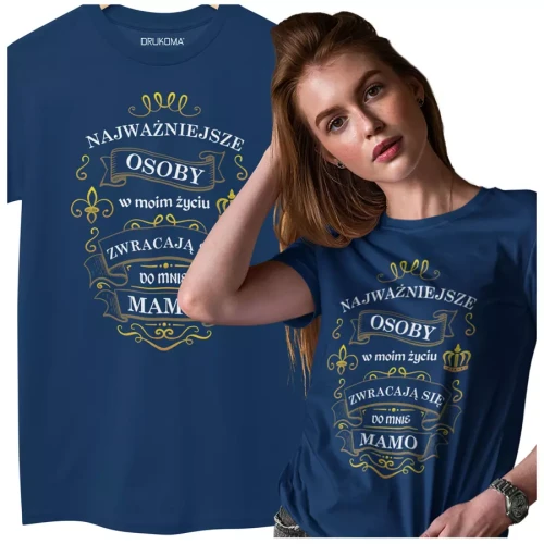 KOSZULKA dla Mamy na Dzień Matki z napisem Najważniejsze osoby w moim życiu zwracają się do mnie MAMO kolor granatowy (2).webp