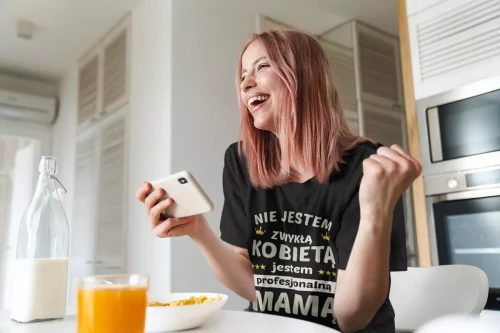 KOSZULKA dla Mamy na Dzień Matki z napisem Nie jestem zwykłą kobietą jestem profesjonalną MAMĄ kolor czarny (4).webp