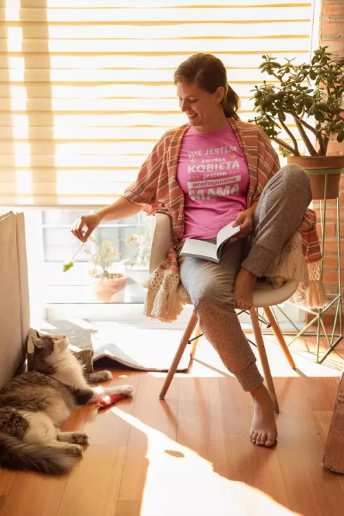 KOSZULKA dla Mamy na Dzień Matki z napisem Nie jestem zwykłą kobietą jestem profesjonalną MAMĄ kolor różowy (7).webp