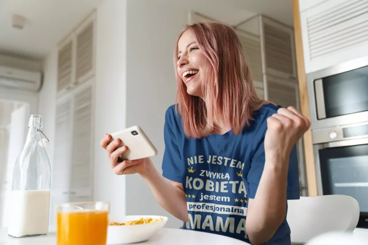 KOSZULKA dla Mamy na Dzień Matki z napisem Nie jestem zwykłą kobietą jestem profesjonalną MAMĄ kolor granatowy (5).webp