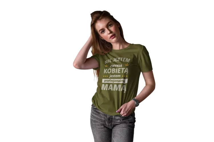 KOSZULKA dla Mamy na Dzień Matki z napisem Nie jestem zwykłą kobietą jestem profesjonalną MAMĄ kolor khaki  (4).webp