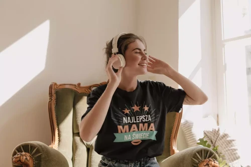 KOSZULKA dla Mamy na Dzień Matki z napisem Najlepsza mama na świecie kolor czarny  (5).webp
