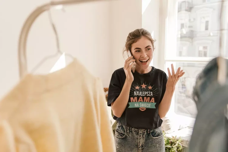 KOSZULKA dla Mamy na Dzień Matki z napisem Najlepsza mama na świecie kolor czarny  (8).webp