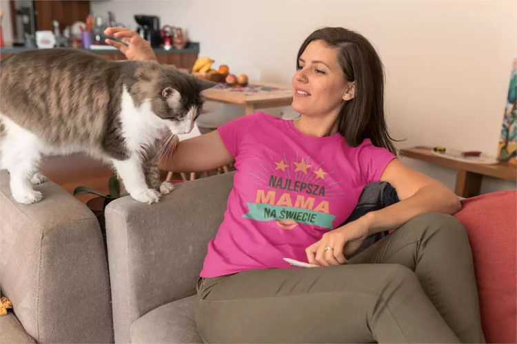 KOSZULKA dla Mamy na Dzień Matki z napisem Najlepsza mama na świecie kolor różowy (1).webp