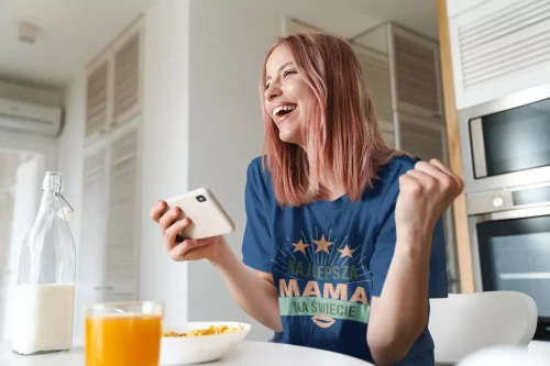 KOSZULKA dla Mamy na Dzień Matki z napisem Najlepsza mama na świecie kolor granatowy (7).webp