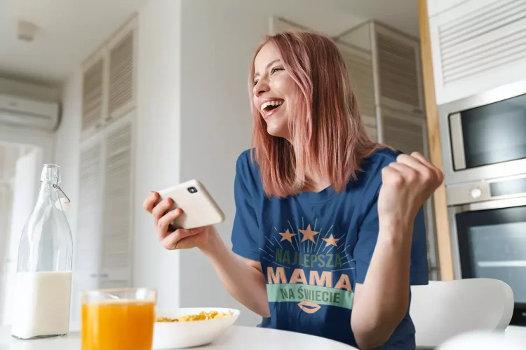 KOSZULKA dla Mamy na Dzień Matki z napisem Najlepsza mama na świecie kolor granatowy (7).webp