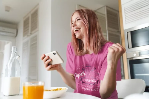 KOSZULKA dla Mamy na Dzień Matki z napisem Super MAMA bo kto inny mógłby to wszystko ogarnąć kolor różowy (6).webp