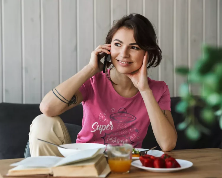 KOSZULKA dla Mamy na Dzień Matki z napisem Super MAMA bo kto inny mógłby to wszystko ogarnąć kolor różowy (7).webp