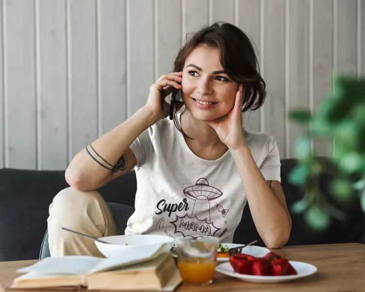 KOSZULKA dla Mamy na Dzień Matki z napisem Super MAMA bo kto inny mógłby to wszystko ogarnąć kolor biały (8).webp