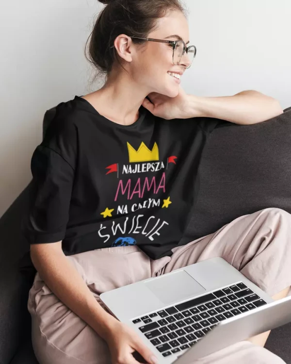 KOSZULKA dla Mamy na Dzień Matki z napisem Najlepsza mama na całym świecie kolor czarny (5).webp