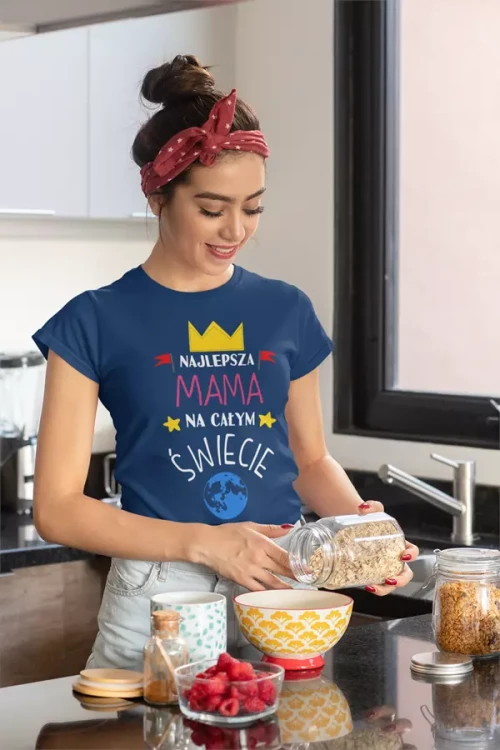 KOSZULKA dla Mamy na Dzień Matki z napisem Najlepsza mama na całym świecie kolor granatowy  (1).webp