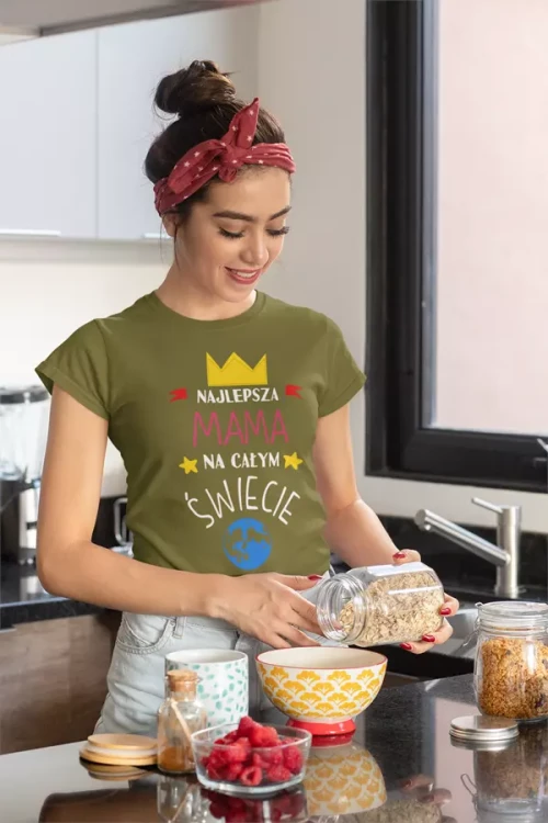 KOSZULKA dla Mamy na Dzień Matki z napisem Najlepsza mama na całym świecie kolor khaki (7).webp