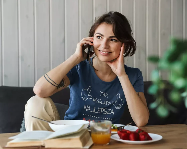Koszulka dla Mamy na Dzień Mamy z nadrukiem Tak wygląda najlepsza mama na świecie kolor granatowy (3).webp