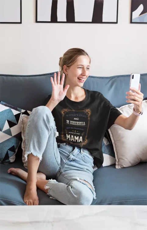 KOSZULKA dla Mamy na Dzień Matki z napisem Wszyscy znają mnie z imienia kolor czarny (7).webp