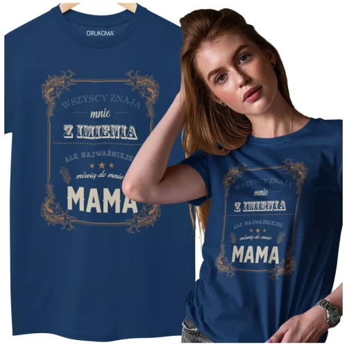 KOSZULKA dla Mamy na Dzień Matki z napisem Wszyscy znają mnie z imienia kolor granatowy (3).webp
